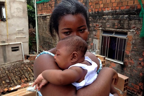 Silvia Leandra de Jesus Pinheiro with baby